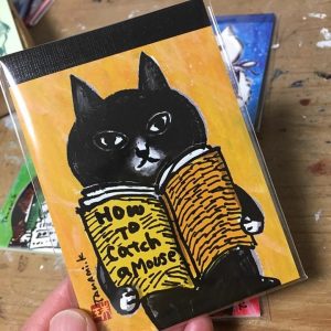 【メモ帳】くまくら珠美「4匹の読書猫_黄」